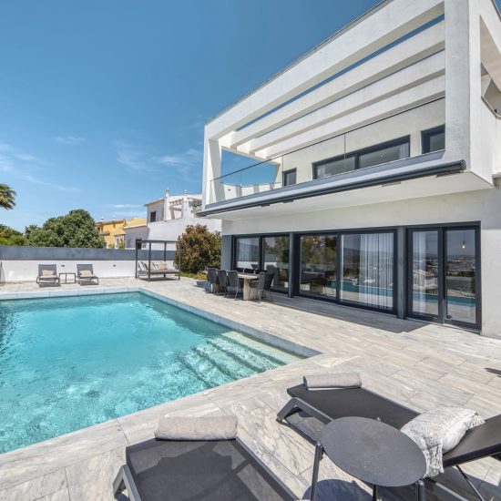 8 persoons villa met zwembad